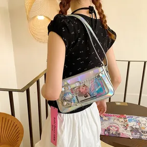 Sac ita holographique argenté avec chaîne coeur présenté dans un décor d'intérieur