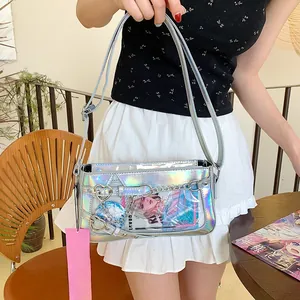 Détail du sac à bandoulière holographique argenté avec fenêtre et chaîne en métal