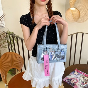 Detail der hellblauen Ita-Tasche mit transparentem Fenster, Anime-Druck und Herzanhängern