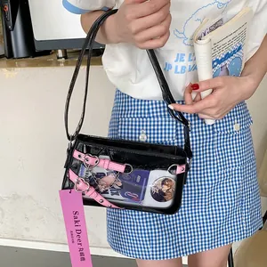 Détail du sac Ita noir avec boucle en métal en cœur et fenêtre d'affichage transparente