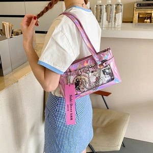 Irisierende rosa ITA-Tasche mit klarem PVC-Fenster und Anime-Badges am Schultergurt