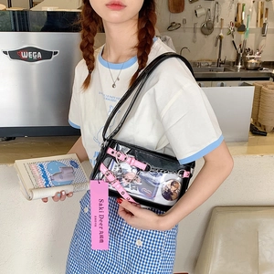Détail du sac ITA noir et rose avec boucle cœur et fenêtre d'affichage transparente