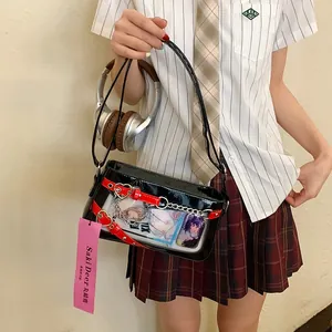 Détail du sac ita anime noir avec fenêtre transparente et sangles rouges réglables