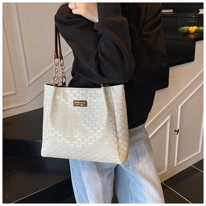 Sac fourre-tout beige chic avec motif monogramme argenté et chaîne dorée élégante