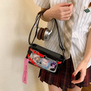 Détail du sac ita noir avec boucle cœur, sangles rouges et fenêtre d'affichage anime