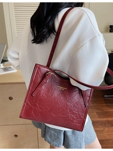 Retro burgundy large capacity tote bag with wrinkled leather texture and adjustable strap