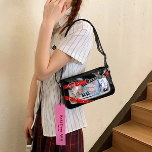 Sac bandoulière en cuir verni noir style JK avec fenêtre anime sur mannequin