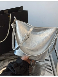 Silberne Beuteltasche mit Knitter-Optik und verstellbarem Schulterriemen