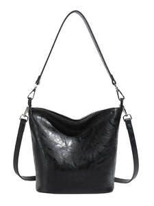 Minimalistische schwarze glänzende Eimertasche aus Leder mit silbernen Metallteilen