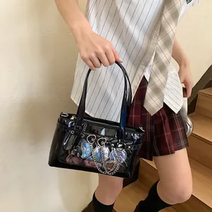 Detail einer schwarzen Ita-Tasche mit Klarsichtfenster für Anime-Pins und Herz-Anhänger