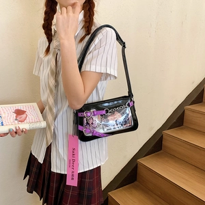 Gros plan sur le sac ita en cuir verni noir avec fenêtre transparente et boucle cœur