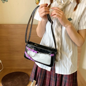 Détail du sac ita noir avec sangles coeur et panneau PVC sur une tenue scolaire japonaise