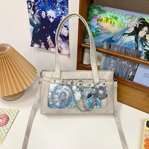 Detail der cremefarbenen PU-Ita-Tasche mit klarem PVC-Fenster zum Zeigen von Anime-Pins