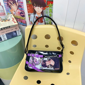 Détail du sac à bandoulière en cuir verni noir avec boucle cœur et motif animé
