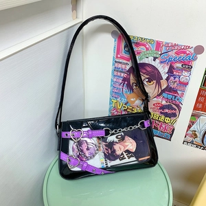 Détail du sac Ita en cuir verni noir avec fenêtre PVC et boucles en forme de cœur argenté
