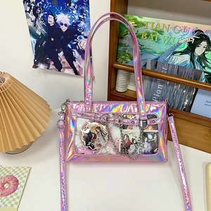 Detail der rosa Laser-Ita-Tasche mit transparentem Fenster und Anime-Ansteckern