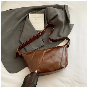 Gros plan sur un sac porté épaule en similicuir marron avec coutures diagonales et sangle