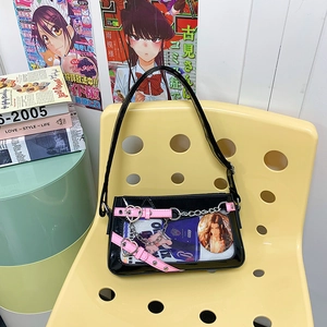 Détail du sac ita noir avec boucles roses et fenêtre transparente pour les badges
