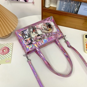 Detail einer holografischen lila Ita-Bag mit transparentem Fenster und Metallherz