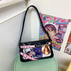 Détail de sac Ita noir avec fenêtre transparente pour pins anime et boucle coeur métal