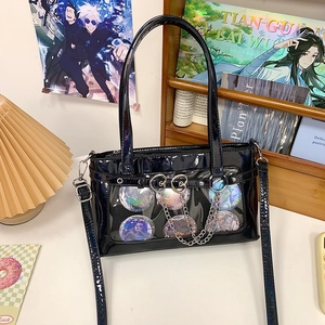Detail der schwarzen Ita-Bag aus Kunstleder mit Klarsichtfenster für Anime-Pins und Ketten
