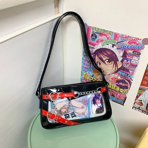 Détail du sac ita en cuir verni noir avec boucle cœur et fenêtre transparente