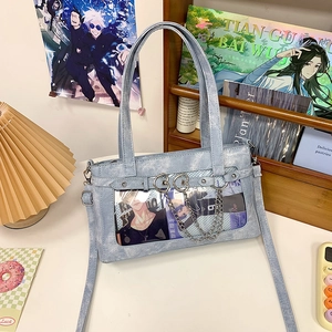 Detailansicht der hellblauen Ita-Tasche mit PVC-Fenster und dekorativen Anime-Sammelkarten