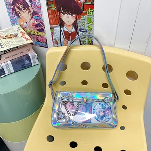 Détail du sac à main holographique avec fenêtre transparente et badges de l'anime