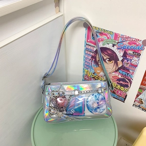 Détail d'un sac ita holographique avec fenêtre PVC transparente et boucles en forme de cœur