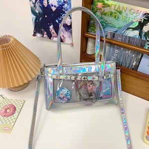 Detailansicht einer silbernen holografischen Ita-Tasche mit klarem PVC-Sichtfenster