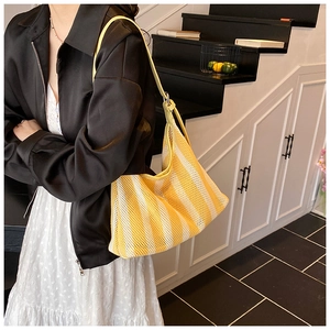 Gros plan sur le tissu en maille respirant à rayures jaunes et blanches de ce sac fourre-tout