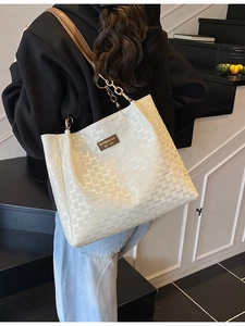 Sac cabas crème chic avec motif monogramme vintage et lanières en cuir marron