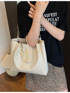 Grand sac cabas chic en cuir crème avec monogramme et chaîne dorée pour femmes
