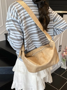 Sac hobo beige minimaliste pour femme avec large bandoulière et fermeture éclair argent
