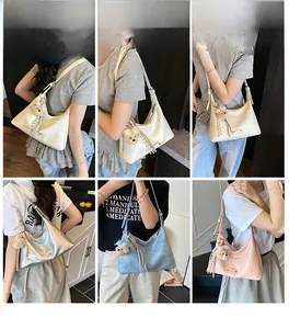 Vues détaillées du sac hobo en plusieurs couleurs avec texture cuir et ours décoratif