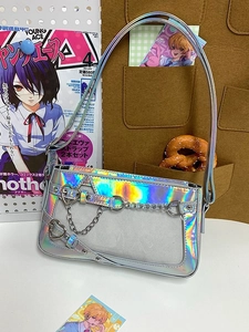 Sac sous le bras argenté laser style Y2K avec boucles coeur métal et détails de chaîne