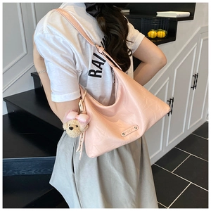 Sac à épaule en cuir rose tendance avec charmant pendentif chien en peluche et logo métal