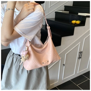 Sac hobo rose en similicuir gaufré avec un pendentif ours en peluche et logo métal