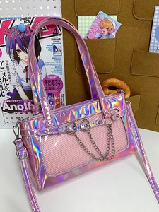 Holografische rosa Ita-Tasche mit Herzschnallen und Silberketten im japanischen Anime-Stil