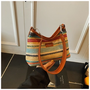 Détail de sac bandoulière tissé arc-en-ciel avec garniture en cuir et boucles argentées