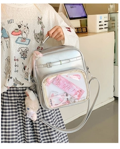 Détail du sac ita argenté métallisé avec fenêtre transparente et breloque lapin
