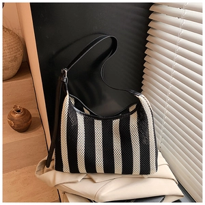 Détail du sac fourre-tout en maille tissée à rayures noires et blanches avec bandoulière