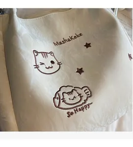 Detaillierte Stickerei mit süßen Katzen und MashaKeke Text auf weißer Tragetasche