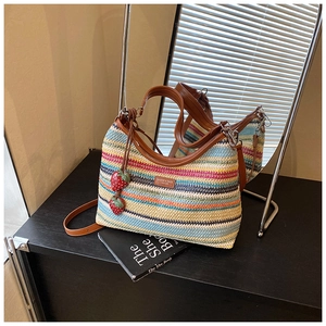 Vue détaillée du sac en paille tissé coloré avec lanières en cuir et fraises