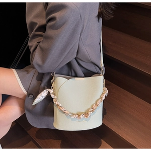 Sac seau en cuir vert pâle avec poignée chaîne foulard léopard et bandoulière