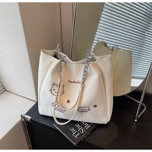 Détail du grand sac cabas blanc cassé avec broderie chat et bandoulière en chaîne