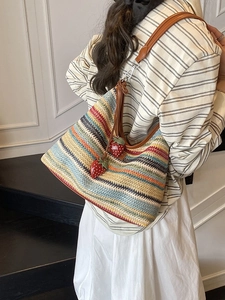 Sac bandoulière tissé arc-en-ciel avec lanières en cuir et breloques fraises