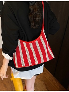 Sac fourre-tout en maille à rayures rouges et blanches avec lanières en cuir porté par mannequin
