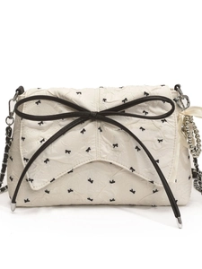 Borsa a tracolla trapuntata bianca con grande fiocco nero e catena di perle per donna