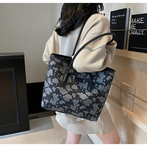 Detail of spacious tote bag with leopard pattern and comfortable shoulder straps
